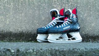 花样滑冰运动员与冰雪爱好者联袂献艺