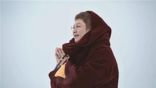 韩红哭了，身上最大的秘密再也藏不住了，数万网友痛骂：虚伪！