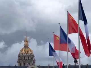 终于，马克龙亮出对华最新态度，法国升起五星红旗，中方开始行动
