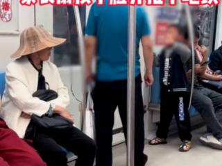 南京地铁一小男孩被家长掌掴、强拽扔下车厢？地铁公安已介入调查