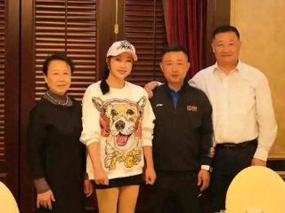 73岁的刘晓庆太敢穿了，超短裙、麻花辫，和同龄同学同框如两代人