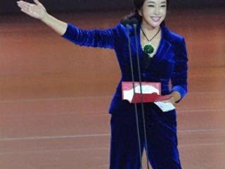 刘晓庆终于不扮嫩，穿一身丝绒西装好高级，73岁女人最美的样子