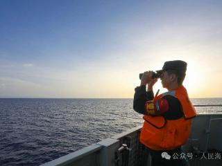 直击现场！中国海军完成两艘外籍船舶护航任务