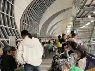 东航致歉回应称“机组失联”不实，航班因天气原因备降，更换新机组又因拥堵晚到曼谷机场，有乘客要求补偿