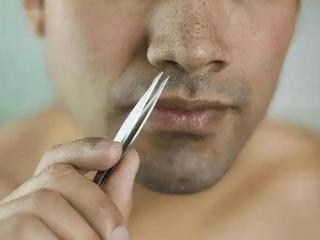 男性的鼻毛为何会“窜”出来？鼻毛旺盛代表着什么？早了解早受益