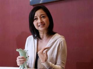 香港女星李绮虹宣布复出，满脸细纹变沧桑，在镜头前主动求工作