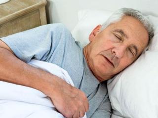 68岁老人午休时猝死，医生苦劝：中老年人，午睡要牢记“四不要”