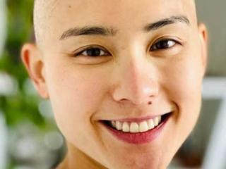 因病剃发后，30岁华裔名将在岩壁上挑战自我