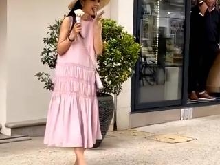 佟丽娅戛纳街头拿雪糕转圈自拍，40岁穿粉裙像少女一样可爱