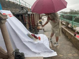 黄家驹墓地现场最新情况！深圳歌迷冒雨献花致敬，深感痛心与气愤