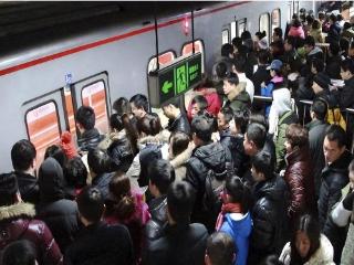 北京地铁去年亏240亿，全国只有5座城盈利，爆满的地铁怎么总亏本