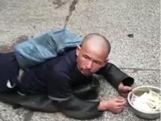 16年广州男子买菜时，偶遇双脚被截断的乞丐，竟是失踪12年的同学