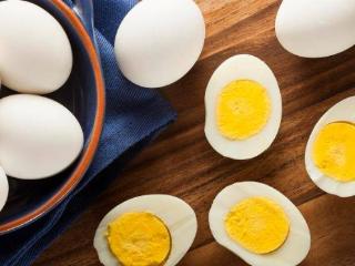 每天坚持吃鸡蛋的人，和不吃鸡蛋的人，这4个差距或许比较明显