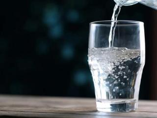 早上空腹喝水是好还是不好？注意这4种水不要喝！