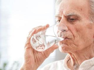 心脏不好能多喝水吗？怎样饮水最健康？心血管医生告诉您
