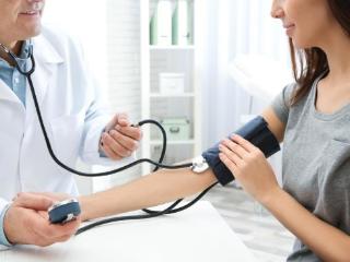 50岁以后，血压有时150mmHg有时正常，算不算高血压？该不该吃药