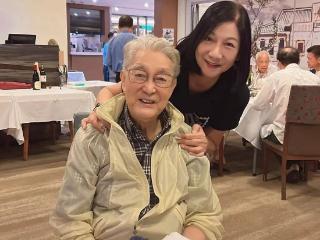 91岁TVB“御用爷爷”享受退休生活，与张国强相聚过儿童节