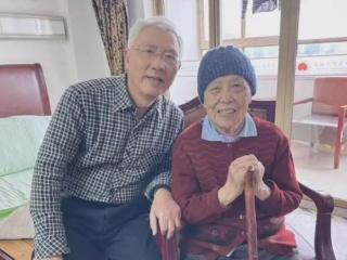74岁上海作家，和98岁母亲一起住养老院：家里没电梯，上上下下都吃不消……邻居慕了！