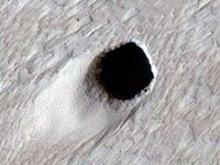 火星上发现一个神秘的洞，科学家认为那里蕴藏着外星生命的秘密