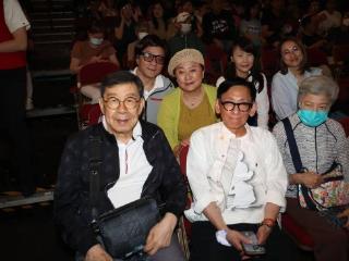 80岁香港歌王宣布封麦！与小42岁内地女友发展黄昏恋！晚年幸福