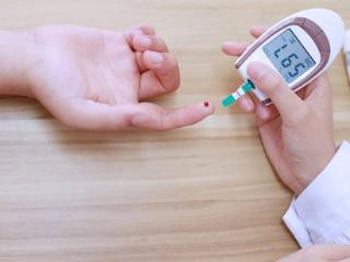 医生提醒：在家测血糖，这5个常见错误不能犯，不然或等于白测