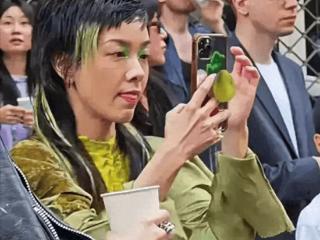 偶遇38岁郭采洁在巴黎街头，绿眼影油腻发型，网友：不敢认！