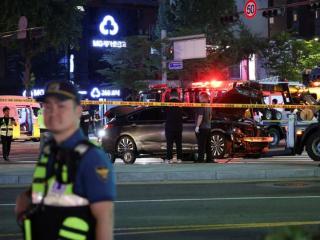韩国首尔市中心一68岁司机驾车逆行撞向行人，致9死4伤