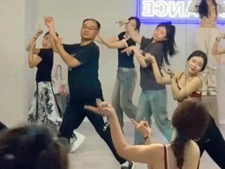 “山西一父亲替女儿上舞蹈课”视频上热搜 本人回应：误传，是给自己报的舞蹈班