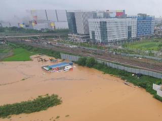 韩国多地迎来持续强降雨 近千人被疏散