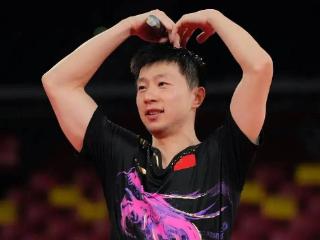 马龙、冯雨，中国体育代表团旗手