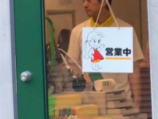 李健夫妇日本逛文具店，孟小蓓包包仅646元，和女店员热聊