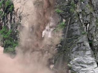 中虎跳峡景区发生山体滑坡，事发时下方有游客拍照，旅游局称未造成人员伤亡
