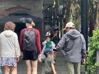 撒贝宁全家游上海被偶遇，李白与妈妈边走边聊，背双肩包身材高挑
