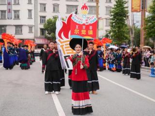 凉山越西县彝族火把节举行，现场如大型“民族时装秀”