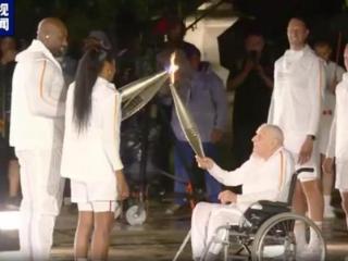 开幕式上坐轮椅传递火炬的百岁老人是谁？他曾为夺冠时未奏响《马赛曲》耿耿于怀