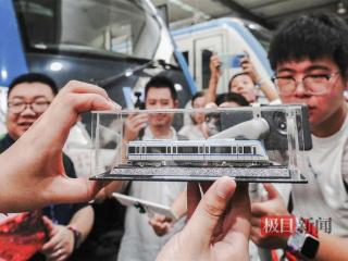 武汉地铁将迎20岁生日，粉丝送上亲手制作的列车模型