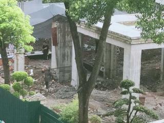 杭州一小区有业主把别墅拆了，挖掘机在里面作业？