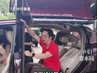 360董事长试乘昊铂汽车惨遭夹手！