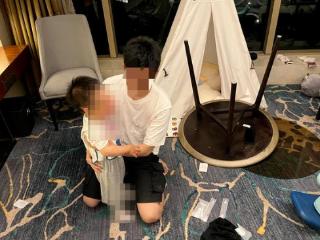 2岁孩子脸被酒店亲子房内桌子玻璃碾伤 家属质疑：桌子玻璃均未固定，无安全提示
