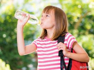 气泡水可以碱化尿液降尿酸，适合高尿酸痛风饮用，是真是假？