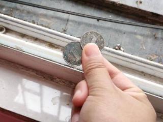 在阳台放两枚硬币，真的太实用了！好多人不知道，邻居看了纷纷学