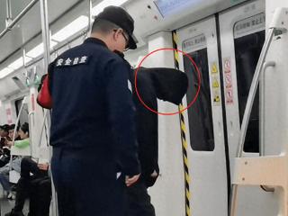 神秘黑衣男子频繁乘西安地铁，举止怪异，细思极恐！