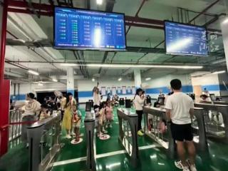 浙江义乌鸡鸣山学校地下停车场接娃模式受好评，网友：请出示你的“取孩码”