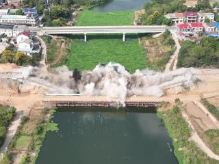 1秒消失！沪渝高速武黄改扩建长岭大桥成功爆破