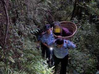 71岁老太走失深山60小时：找到时身处临崖灌木丛，民警用背篓背她下山送医