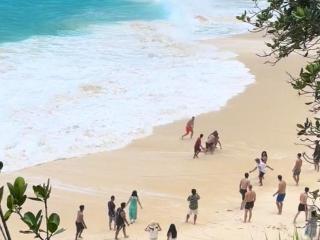 遭遇离岸流，四川男子在印尼海岛被“海王”救起，计划延期回国找救命恩人