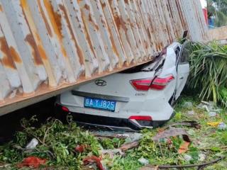 台风“摩羯”过境后，徐闻县多地断电、通讯中断 港口货车司机：货物连带货架全被风刮走