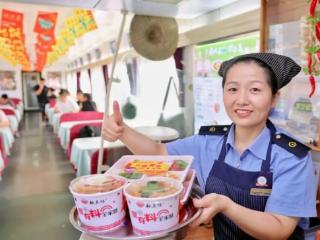 火车上也开始卖“盒饭版KFC”了？网友：还是长沙站的辣椒炒肉最有味