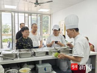 步行一刻钟，吃上家门口的热乎饭！老人们表示：“这个食堂‘蛮好的’”