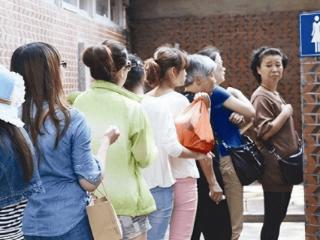 女厕所为什么总是排队，男厕所却很空闲？